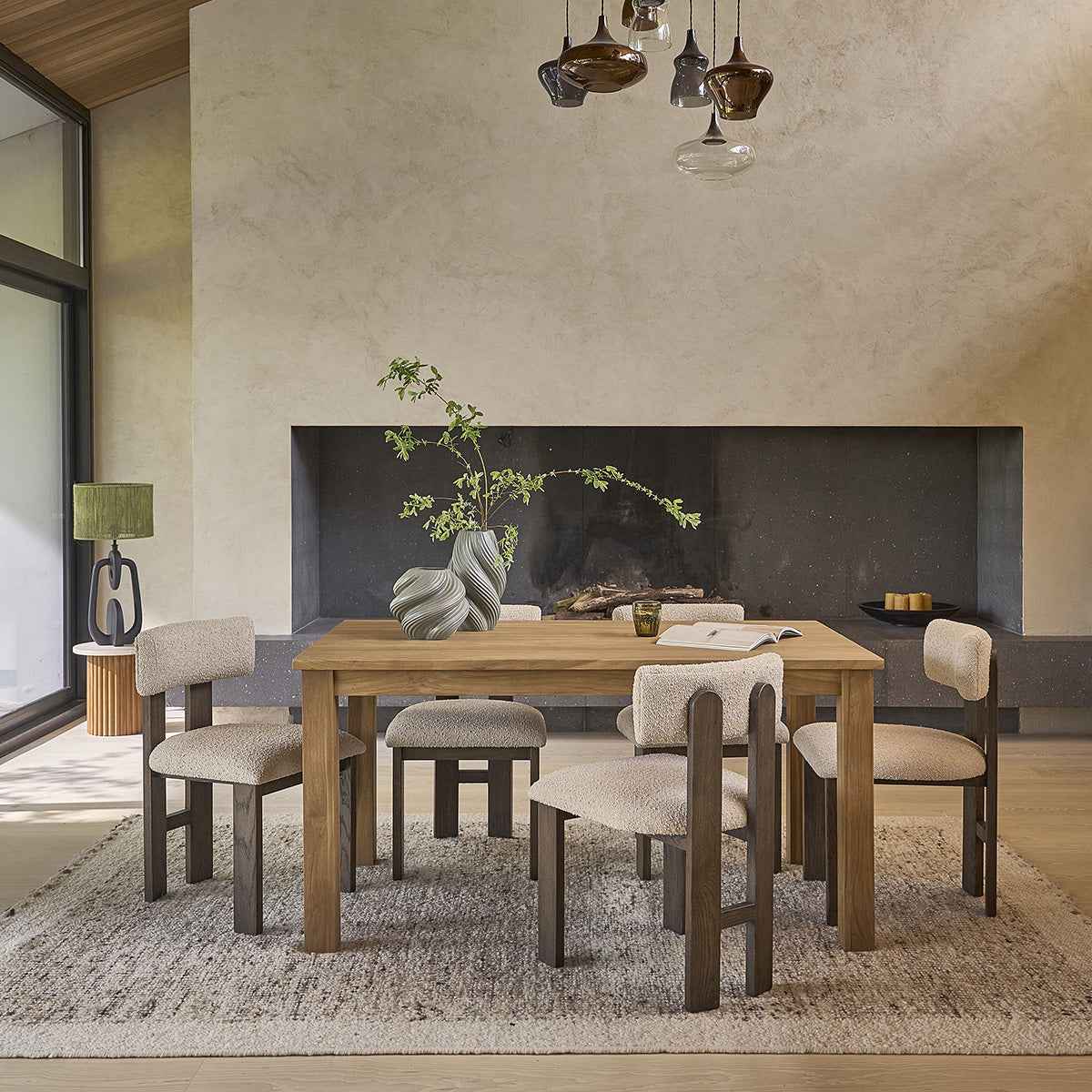 Lot de 2 chaises en chêne massif marron et tissu bouclette beige