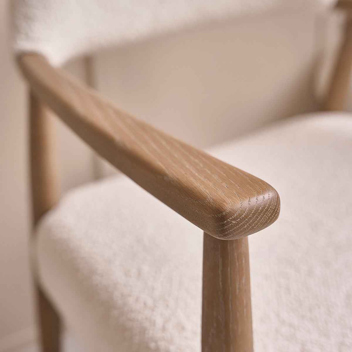 Lot de 2 chaises en chêne massif et tissu bouclette