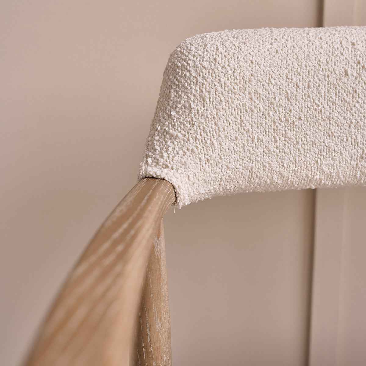 Lot de 2 chaises en chêne massif et tissu bouclette