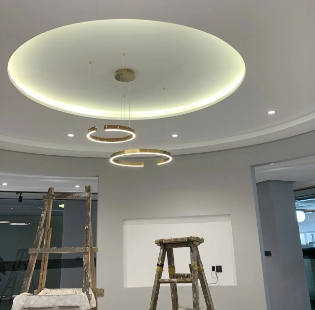 Lustre Anneaux Laiton en doré au design moderne