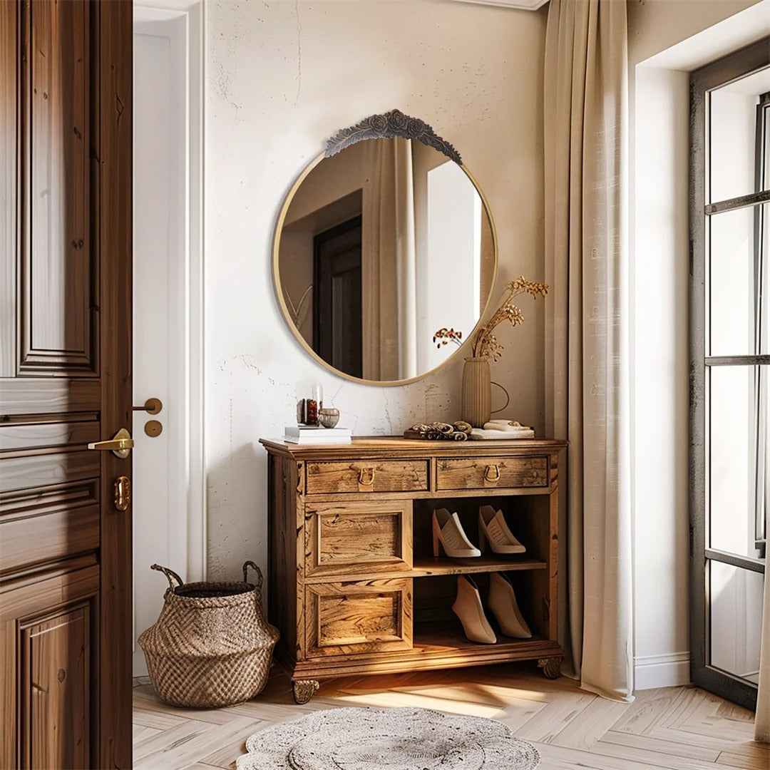 Décoration murale élégante salon marocain avec grand miroir rond doré baroque au-dessus cheminée