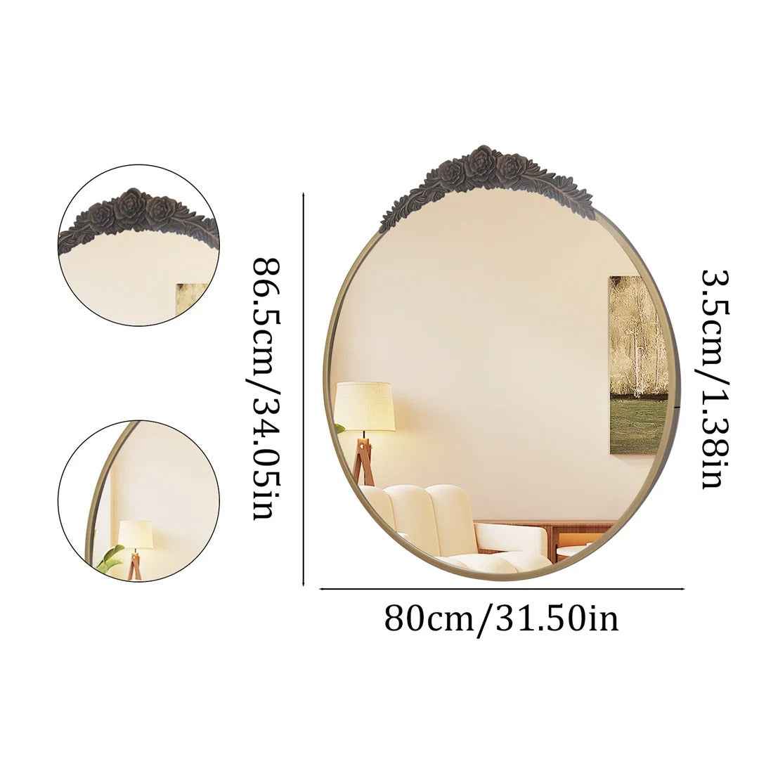 Grand miroir antique doré accroché au dessus cheminée salon