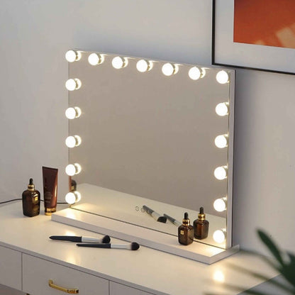 Grand miroir de maquillage style Hollywood avec 17 ampoules LED allumées, posé sur une table