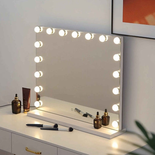 Grand miroir de maquillage style Hollywood avec 17 ampoules LED allumées, posé sur une table