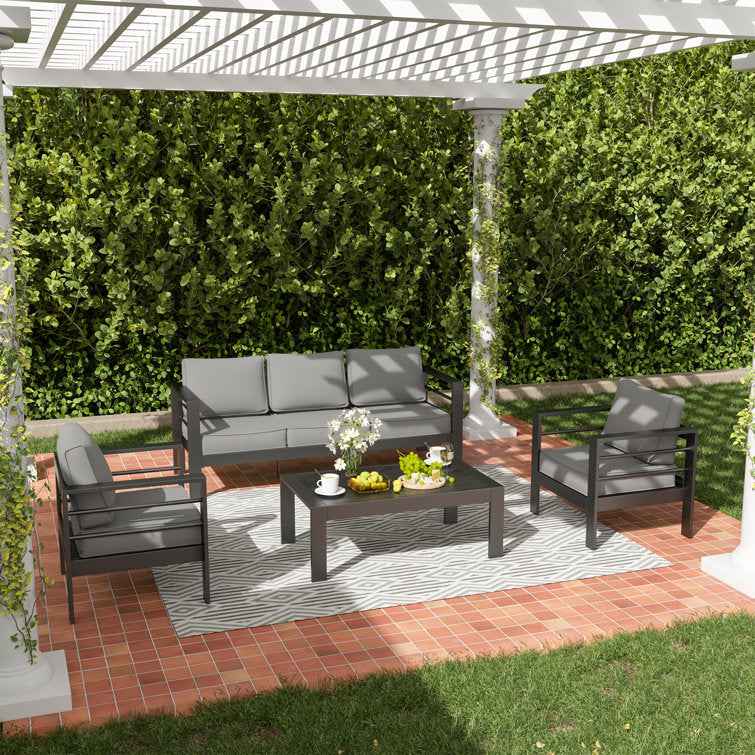 Gros plan sur les fauteuils et le canapé du salon de jardin en métal, avec coussins d’assise moelleux et dossier confortable.