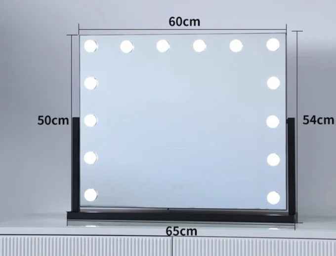 Miroir de courtoisie sur pied posé sur un bureau blanc chambre moderne