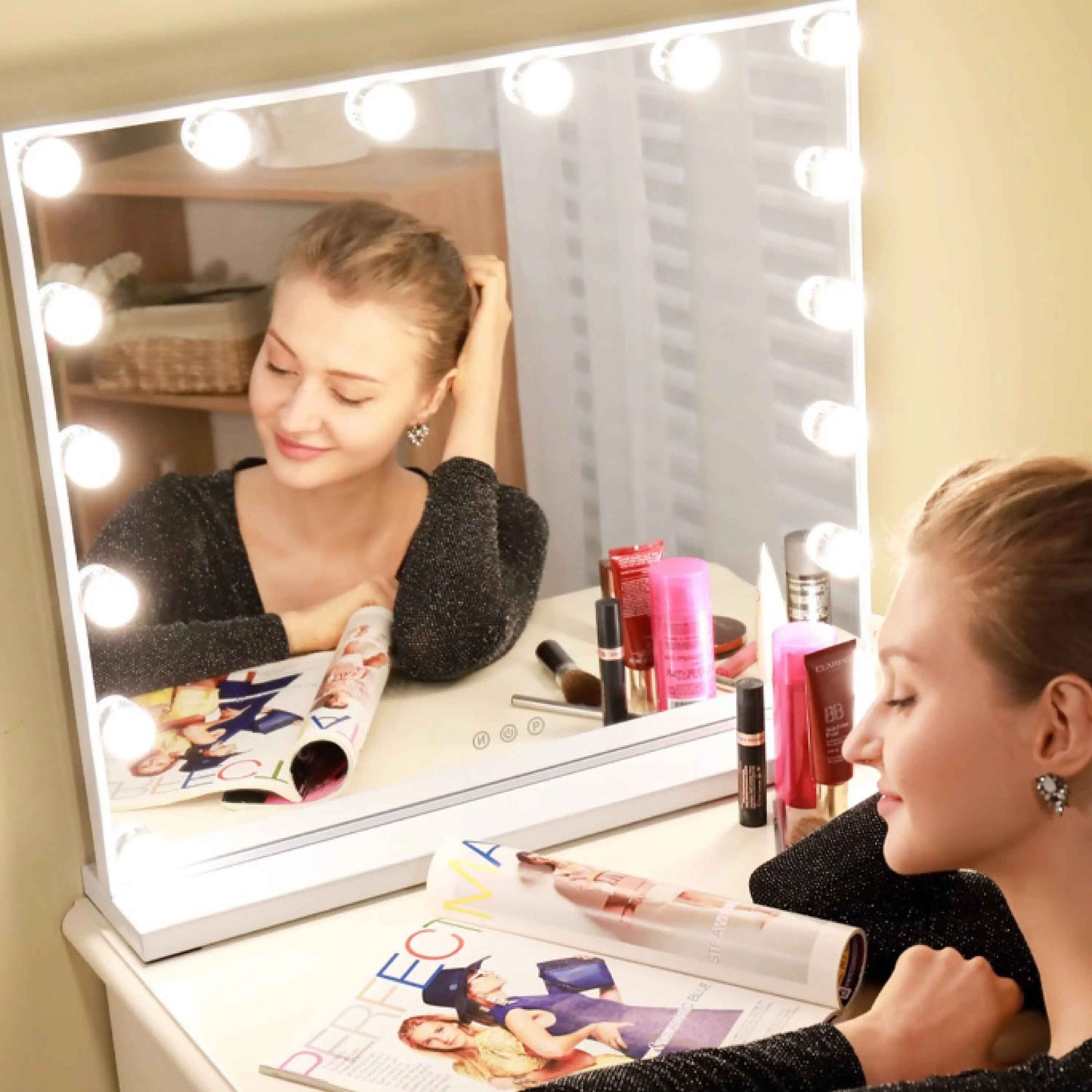 Miroir de maquillage Hollywoodien illuminant une coiffeuse, montrant sa grande taille et ses 17 ampoules