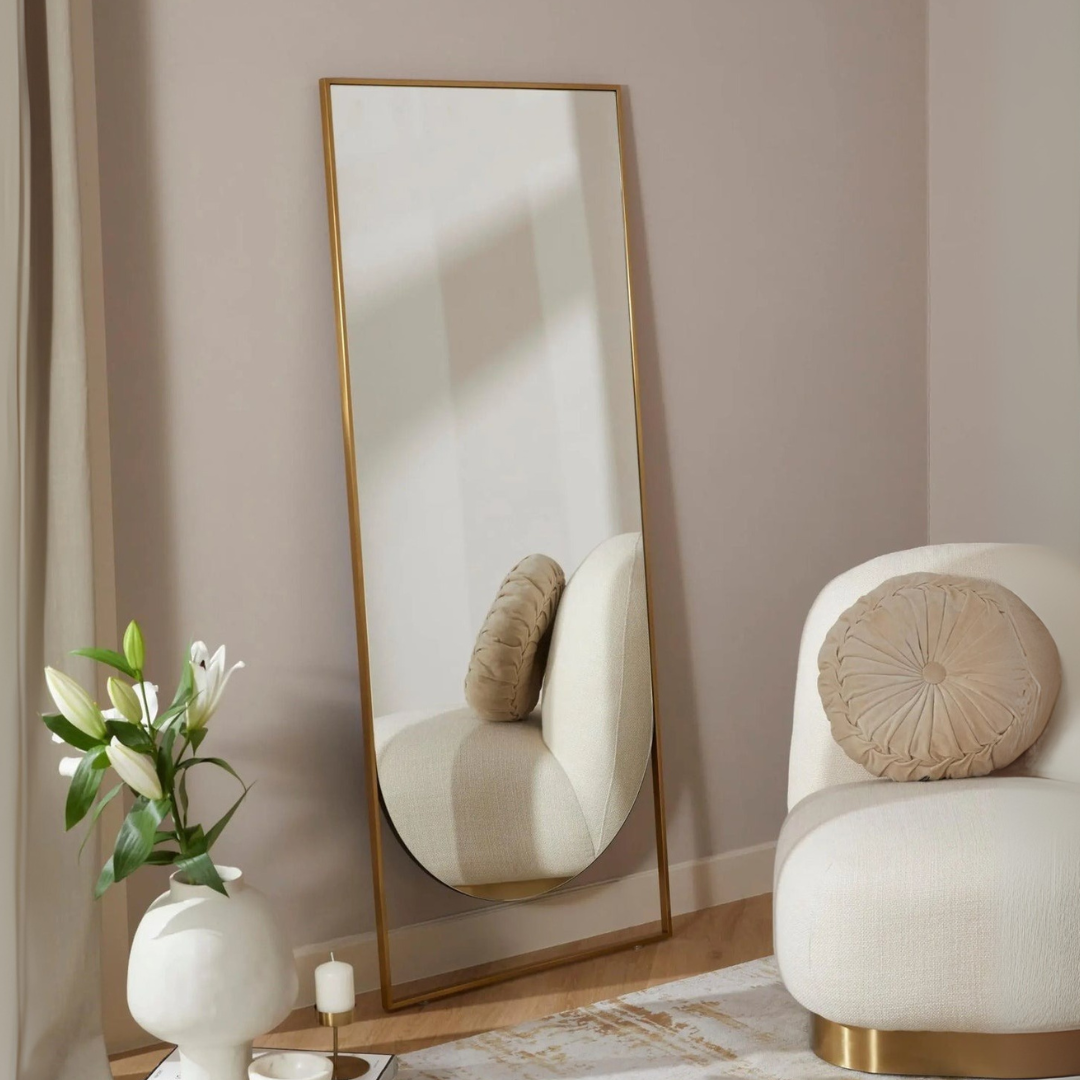 Miroir doré rectangulaire Auréa – design contemporain avec base arrondie.