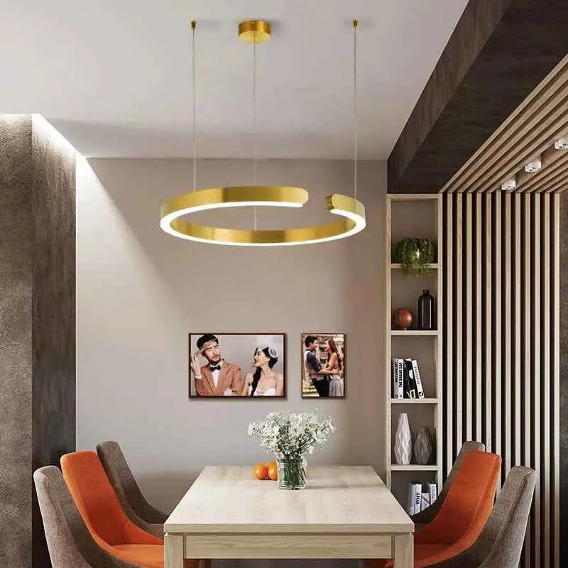 Lustre Anneaux Laiton en doré au design moderne