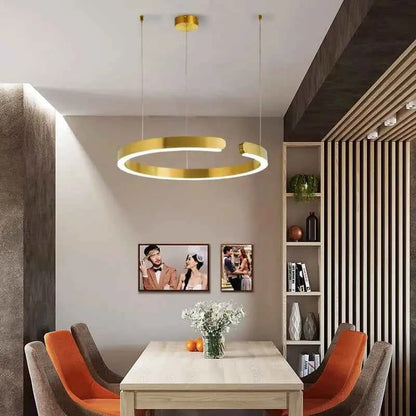 Lustre Anneaux Laiton en doré au design moderne