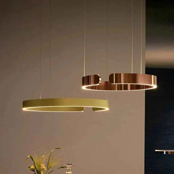 Lustre Anneaux Laiton en doré au design moderne