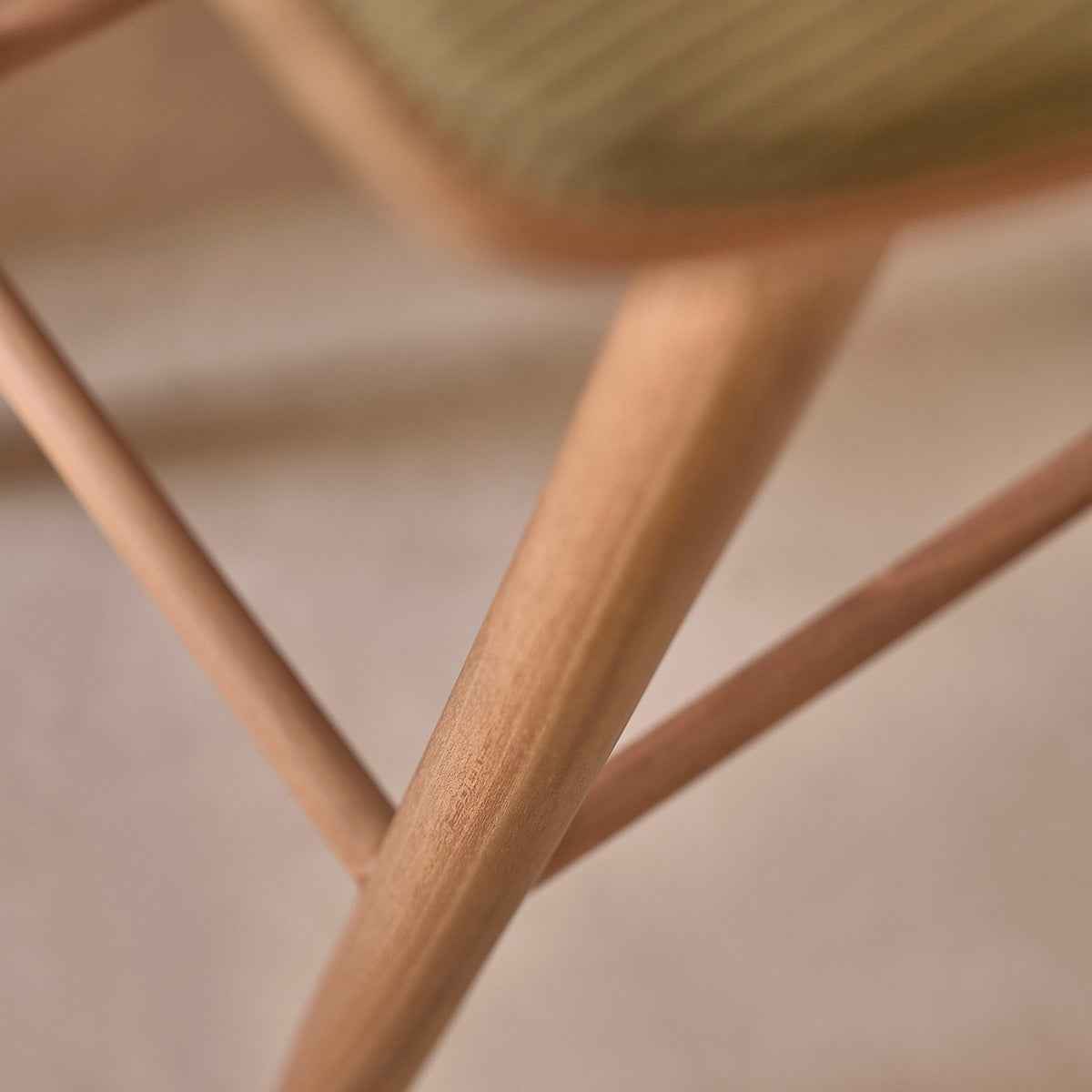 Lot de 2 tabourets en teck massif assise velours cotelé 75 cm