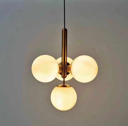 Suspension en laiton à 4 boules blanches