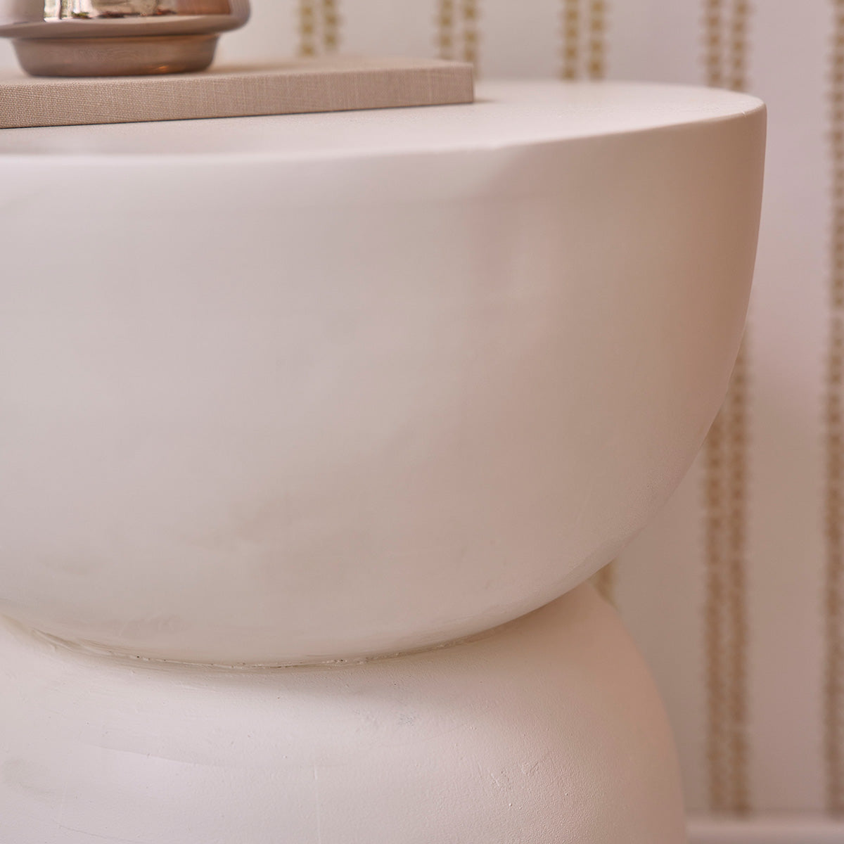 Table d'appoint en manguier massif effet béton - Le miroir.ma