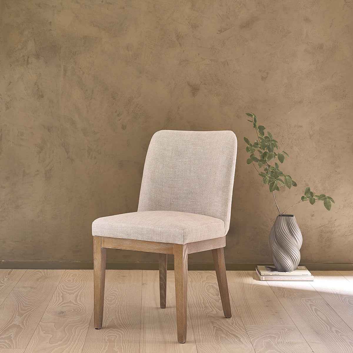 Chaise en chêne massif et tissu lin