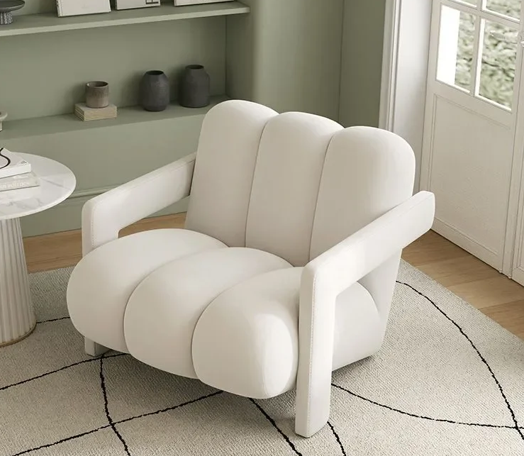 Fauteuil blanc dans un salon moderne avec une palette de couleurs neutres.