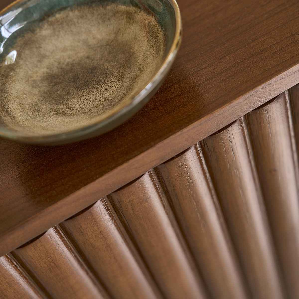 Meuble TV suspendu en bois de mindi finition noyer 140 cm