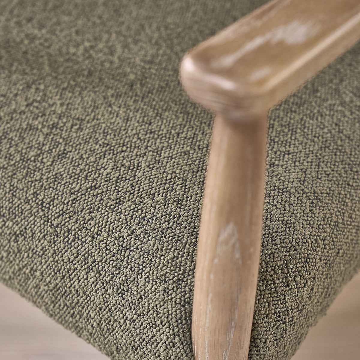 Chaise en chêne et tissu bouclette kaki