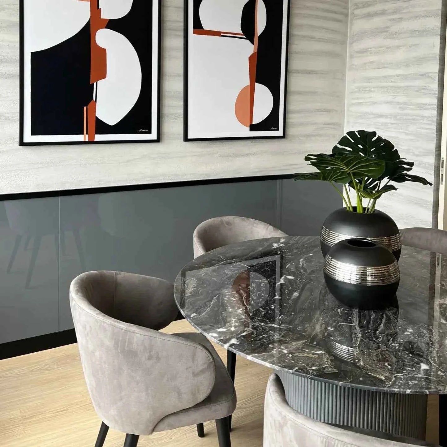 Table ronde Grigio avec 4 chaises – Plateau en marbre élégant